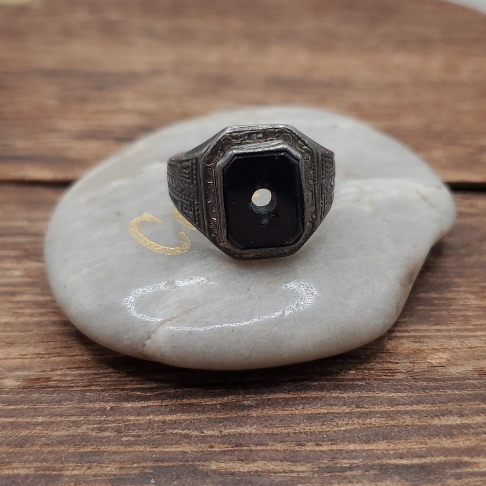Sterling‎ mourning ring size 5 R614